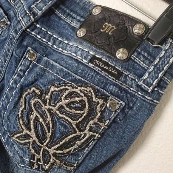 Miss Me Capri Cropped Jeans in Stretch Denim Roses Rhinestones Size 27 - Picture 7 of 14